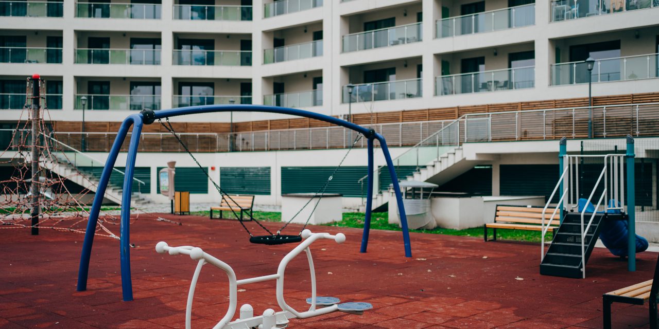 Beneficiile de a avea locuri de joacă în apropierea casei tale